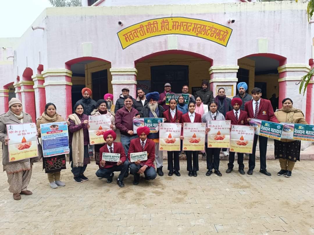 Principal Rajesh Kumar and Bhai Barinder Singh Masiti communicating eye donation awareness